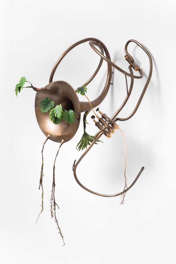 Camille Kachani Trompa indecisa , 2022 Técnica mista 105 x 58 x 56 cm