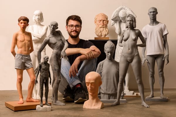Nos bastidores da arte: Giovani Caramello, Conheça o processo criativo e a história por trás dos trabalhos do escultor representado...