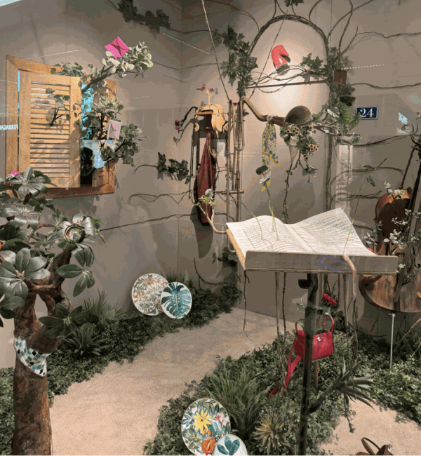 Camille Kachani assina vitrine de nova loja da Hermès, O artista, representado pela Zipper Galeria, levou seu universo de entrosamento...
