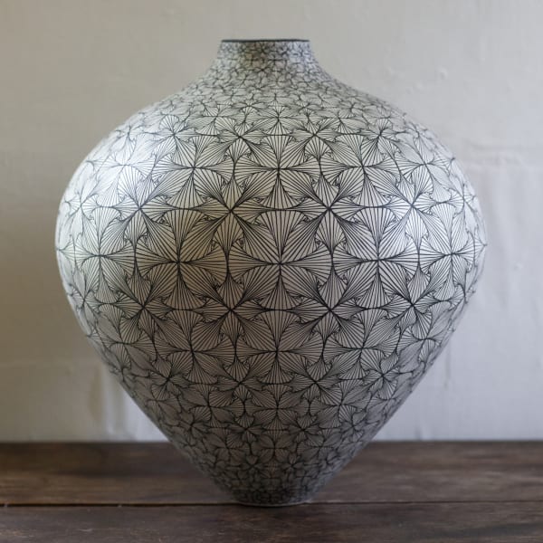Ant & Di Edmonds of Tydd pottery large ceramic vessel with hand painted black and white flower pattern