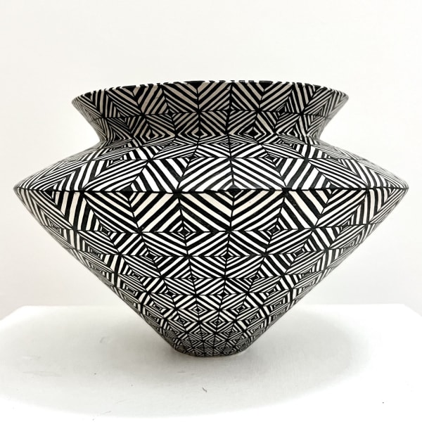 Ant & Di Edmonds - Tydd Pottery ceramic vessel with concentric circular pattern, hand painted in black.