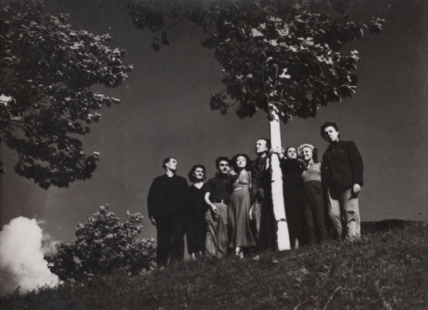 Man Ray, Still from the uncompleted Man Ray film, "Essai de simulation du délire cinématographique" (from left to right, among others: Man Ray, Nusch Éluard, Paul Éluard, Jacqueline Lamba, André Breton), 1935