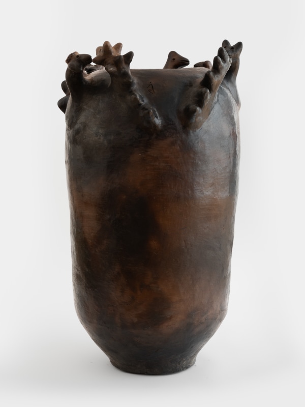 Julia Isidrez, Vasija con ocho cabezas, 2024