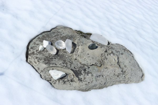 Martha Tuttle A stone that thinks of Enceladus2020 Stone, glass, and marble