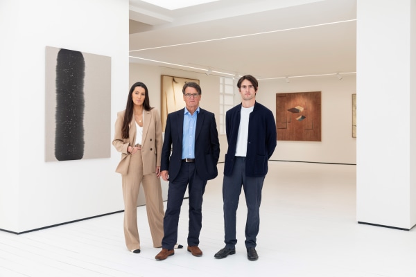 Katie, Christopher, and Freddie Burness in Cadogan Gallery, 7-9 Harriet Street, London. Photo: PietraStudio.