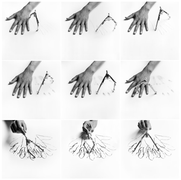 Serie von sechs nacheinander aufgenommenen Fotos, die die einzelnen Phasen der Verwendung eines Kompasses und die Hand, die ihn verwendet, darstellen.