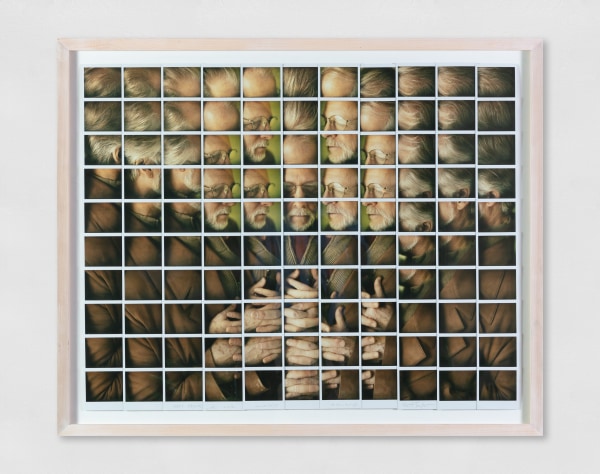 Mosaik aus Polaroids, das eine männliche Figur mit gefalteten Händen zeigt