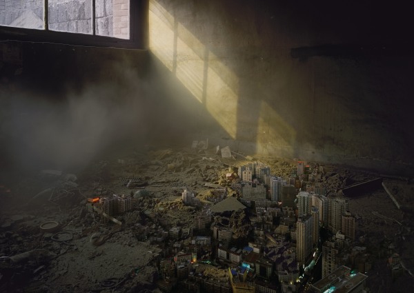 Fotografie eines verlassenen Raums mit gebrochenem Licht.