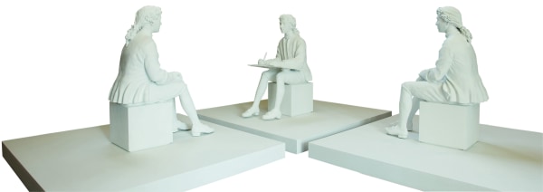 Skulptur, die drei Männer darstellt, die auf drei verschiedenen Würfeln sitzen, die von einer Plattform getragen werden.