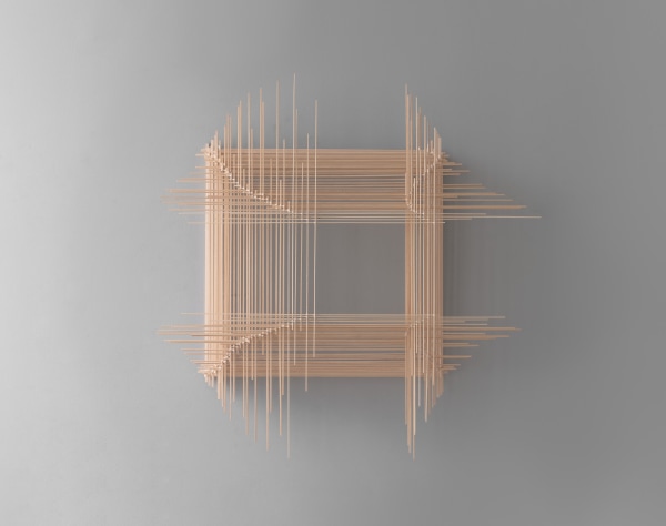 Ausschnitt aus der Perspektive einer abstrakten Skulptur, die durch Übereinanderlegen zahlreicher Balsaholzstäbchen, Baumwollfaden und Leim hergestellt wurde.