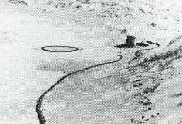 Barry Flanagan, ring, line and easter bag '67, 1967