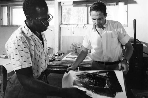 Robert Rauschenberg working with master printer Robert Blackburn at ULAE (Universal Limited Art Editions), West Islip, NY, United States, 1962. Photo: Hans Namuth © Hans Namuth Estate / Courtesy of The Robert Rauschenberg Foundation Archives, New York.