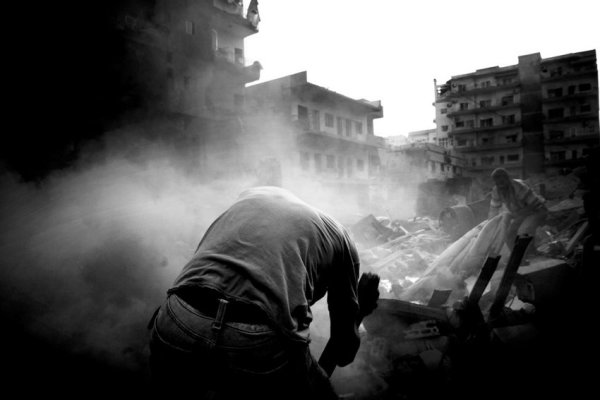 Paolo Pellegrin, Shocked civilians after an Israeli aircraft hit a building in downtown Tyre., July 2006