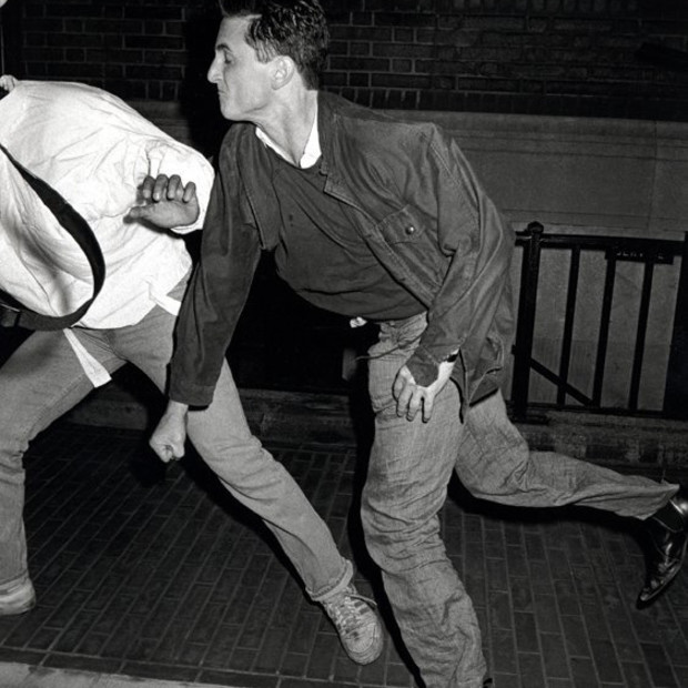 Ron Galella - Sean Penn, socks Anthony Galella, August 29, 1986