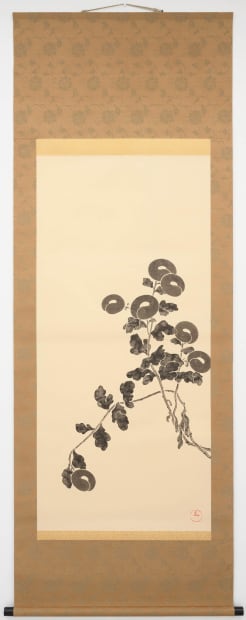 日本文字的書寫形式——平假名,創建根據是約 1000 年前從中國輸入的漢字。它們不僅是漢字部首、筆劃的視覺簡化,而且本身沒有任何意義,大多只有一個讀音,在很多方面都被簡化了。 就簡化而言,也可以在日本的「侘寂」( wabi-sabi) 哲理中看到,當中的微妙之處便來自佛法所說的禪 。這是一種將事物轉變為日本形式的方法,而這形式也得到德國建築師布魯諾・陶特(Bruno Taut)的推崇,並激發了包浩斯(Bauhaus)等學派的現代主義建築運動。 在《菊圖》作品裡,那些經過簡化成為圓形的花,是我嘗試的當代日本繪畫創作——採用傳統的日本畫媒材,揉合現代的形貌和表達方式。 品川亮 RYO SHINAGAWA 菊圖 CHRYSANTHEMUM, 2023 墨/紙 Ink on paper 47...