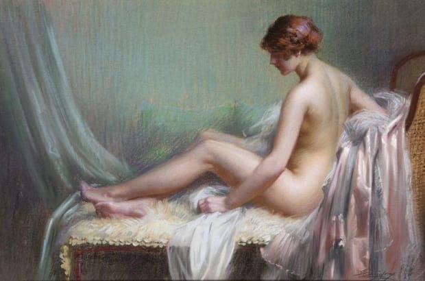 Femme nue allongee sur son canape