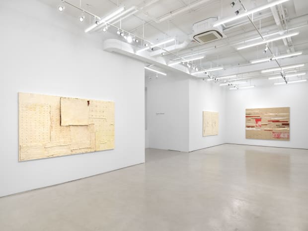 In Chenille #7 (2018), fraying pieces of coarse burlap and grommets are embedded in Hammond’s signature layers of thick paint....