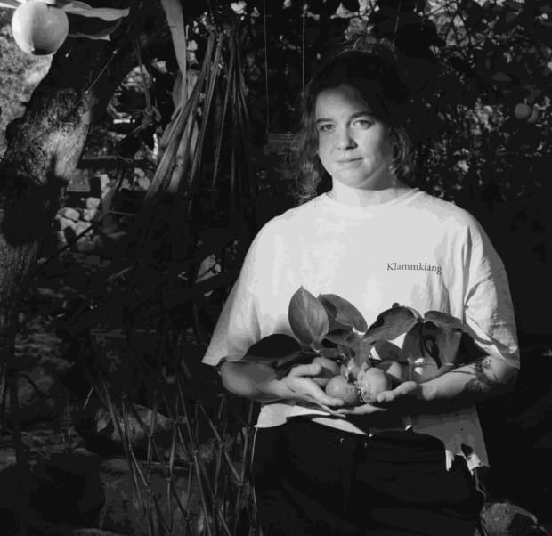 Маяна Насыбуллова в своих работах исследует механизмы личной и коллективной памяти, а также проблематику репрезентации травмы с помощью практик искусства....