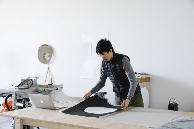 久門剛史（1981年、京都生まれ）は、凡庸に見える日常生活の一面や、時空間のコンセプトに着目する。インスタレーション作品、立体作品、ドローイングなど久門の一連の作品は、一瞬で過ぎ去るささやかな経験を特別なものにする。