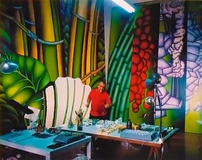 Desenhando, processam-se tanto as notícias que chegam da rua quanto as manchetes que emergem do inconsciente. Nesse sentido, o desenho...