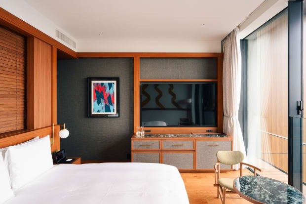 Descending Painting in collaboration with Uno Brush, Acrylic on paper | 76.0 x 56.0 cm | 2025