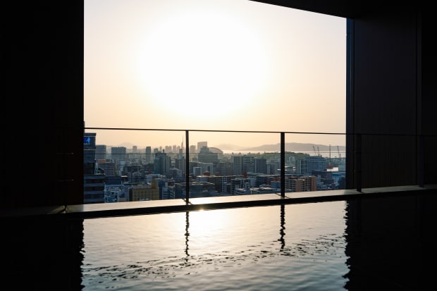 Descending Painting 'The Sun Breaking through Clouds', Acrylic on canvas mounted on panel | 97.0 x 145.5 cm | 2025