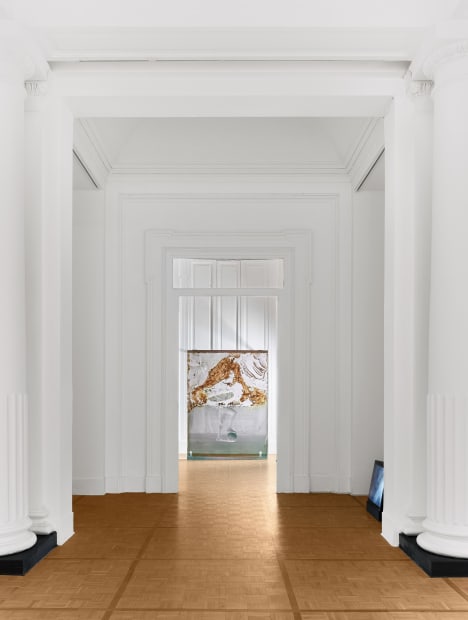 L’opera Archeology evoca allo stesso tempo l’eccitazione e il disappunto di un archeologo al momento dello scavo di un manufatto...