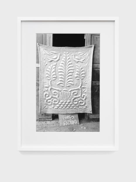 Utilizzando le fotografie come mezzo per riprodurre i motivi tradizionali delle trapunte, Photographic Currency riporta in vita un’economia locale e...