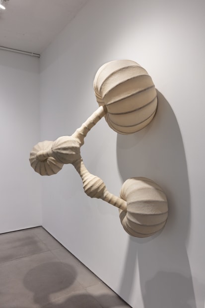 Angelo Venosa Sem título, 2021 madeira, tecido e fibra de vidro edição de 3 + 2 PA 126 x 97...