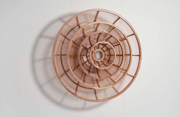 lourdes #2 2021 Lourdes #2 (2021), feita com tecido e madeira, possui duas fontes de referência. A primeira são as...