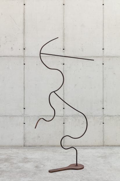 Nesse processo de ressignificação, a exposição composta por um conjunto de esculturas de ferro da série “Palavras com ar” e...