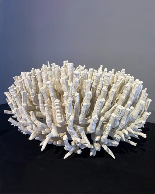 L E A N D R O E R L I C H “White Coral”, 2025 resina resin 40 x...