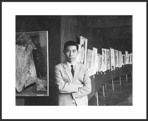 繁花聖境──顧福生藝術初探 文 王嘉驥 回顧1950年代末期以至1960年代初期的台灣現代畫壇，顧福生以變形人體所作的強烈表現，於今看來仍然獨樹一幟，而且具有憾人的視覺與情緒感染力。相較於同一時期的「五月畫會」與「東方畫會」藝術家，他們多數浸淫於中國或所謂「東方」符號的操作與演練，意圖建立能與西方現代藝術抗衡的視覺語言系統，顧福生的創作啟蒙則是從個人的「身體」出發，直接訴諸其「當下性」，並以鮮明的扭曲及變形風格作為表現。 如果說，「五月畫會」與「東方畫會」藝術家主要是以延續中國文藝精神主體性的「大敘事」觀點，作為他們回應現代藝術的態度和方法，顧福生則幾乎完全反其道而行。他回到以身體作為個人情感與精神的居所，甚至在畫面中剔除了所有關於歷史和現實情境的指涉。誠如顧福生的摯友白先勇所言，「顧福生的畫，全是他內心世界的投射，外界的現實世界，他似乎全然漠視。」 換言之，顧福生早期的繪畫凸顯了相當個人主義的存在意識，而且是以直觀和感性的身體知覺作為出發點。