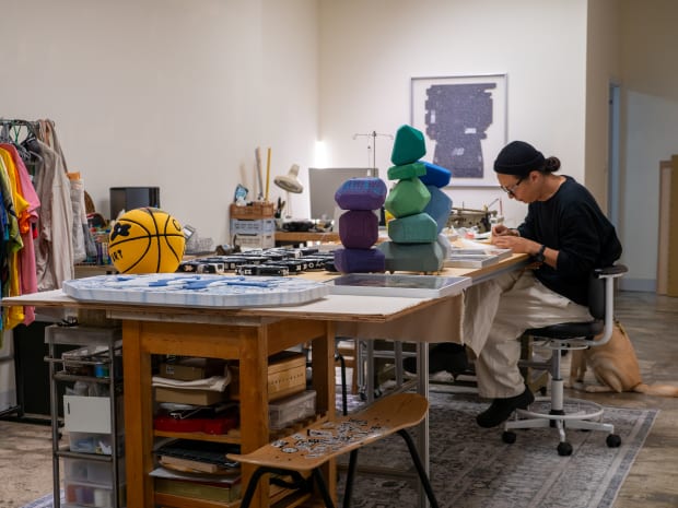 劉正堃（Abei LIU） 1981年生於台北，高中就讀美術班，實踐大學服裝設計系畢業後， 2011年與張芝菁（Gi）共同經營「大象兔有限公司」（Elebbit Co., Ltd.），從事設計、服裝等相關工作。2014年劉正堃在社群平台發表插畫，描繪生活中帶有溫度感的人事物，受到大眾喜愛及關注，此後開始參加藝術展，在設計師、插畫家等身分之外，再斜槓當起藝術家。這次是他在誠品畫廊首次舉辦個展，縱然心境上喜悅與不安交織，仍勇於嘗試不同材質與表現方式，首度挑戰浮雕創作以二手T-shirt製成的大型立體作品，展現數位與手作的完美結合。