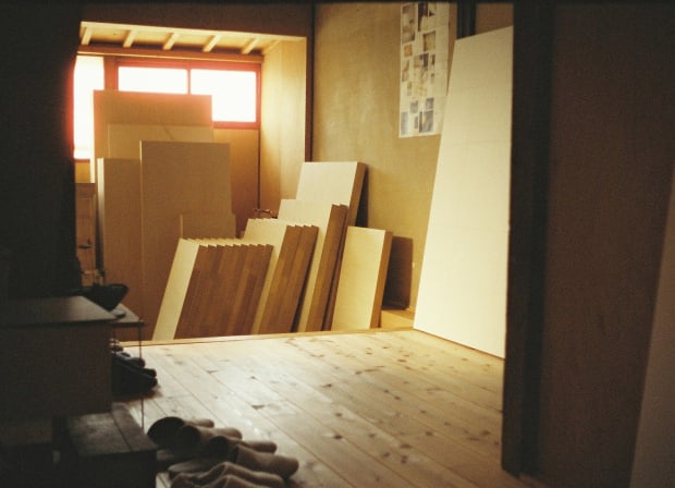 品川亮 1987年出生大阪,2014年畢業於京都藝術大學美術與應用藝術學系日本畫學科,2016年取得該校繪畫碩士學位。期間,他曾到義大利進修一年,在瑞士日內瓦藝術大學當交換生,在歐洲學習傳統與現代畫的多樣表現。 品川亮活躍於日本畫壇,其創作試圖找尋東方媒材的傳統與當代連結的路徑,透過傳統繪畫的主題,作為筆觸實驗及觀點思考的對象,此外,他也會將壓克力顏料與傳統媒材並用,在古典中展現創新的力量。 照片/藝術家品川亮與他的工作室 品川亮 個展 開幕:2023年5月27日 (六)丨3-5pm 展期:2023年5月27日—6月24日 地點:誠品畫廊丨台灣110055台北市信義區菸廠路88號B1(誠品生活松菸店) 開放時間:週二~週六 11:00-19:00(日、一公休)