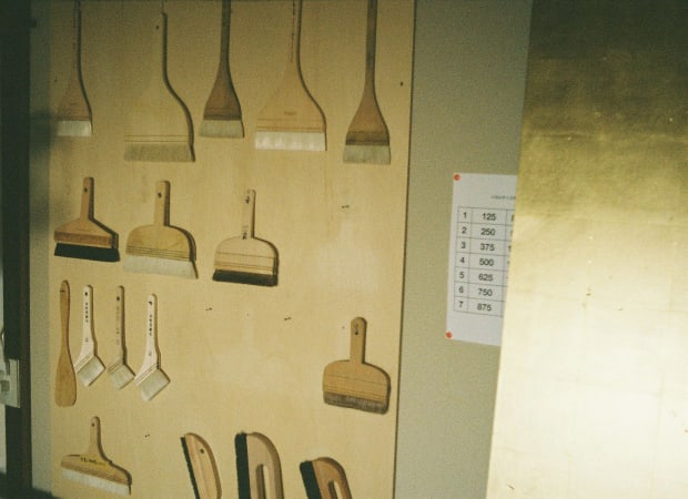 品川亮 1987年出生大阪,2014年畢業於京都藝術大學美術與應用藝術學系日本畫學科,2016年取得該校繪畫碩士學位。期間,他曾到義大利進修一年,在瑞士日內瓦藝術大學當交換生,在歐洲學習傳統與現代畫的多樣表現。 品川亮活躍於日本畫壇,其創作試圖找尋東方媒材的傳統與當代連結的路徑,透過傳統繪畫的主題,作為筆觸實驗及觀點思考的對象,此外,他也會將壓克力顏料與傳統媒材並用,在古典中展現創新的力量。 照片/藝術家品川亮與他的工作室 品川亮 個展 開幕:2023年5月27日 (六)丨3-5pm 展期:2023年5月27日—6月24日 地點:誠品畫廊丨台灣110055台北市信義區菸廠路88號B1(誠品生活松菸店) 開放時間:週二~週六 11:00-19:00(日、一公休)