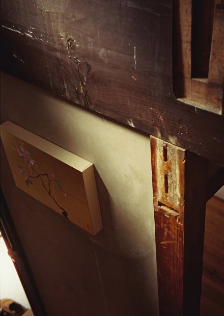品川亮 1987年出生大阪,2014年畢業於京都藝術大學美術與應用藝術學系日本畫學科,2016年取得該校繪畫碩士學位。期間,他曾到義大利進修一年,在瑞士日內瓦藝術大學當交換生,在歐洲學習傳統與現代畫的多樣表現。 品川亮活躍於日本畫壇,其創作試圖找尋東方媒材的傳統與當代連結的路徑,透過傳統繪畫的主題,作為筆觸實驗及觀點思考的對象,此外,他也會將壓克力顏料與傳統媒材並用,在古典中展現創新的力量。 照片/藝術家品川亮與他的工作室 品川亮 個展 開幕:2023年5月27日 (六)丨3-5pm 展期:2023年5月27日—6月24日 地點:誠品畫廊丨台灣110055台北市信義區菸廠路88號B1(誠品生活松菸店) 開放時間:週二~週六 11:00-19:00(日、一公休)
