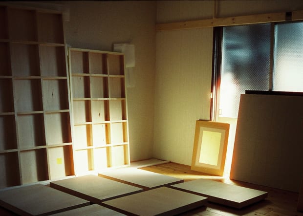 品川亮 1987年出生大阪,2014年畢業於京都藝術大學美術與應用藝術學系日本畫學科,2016年取得該校繪畫碩士學位。期間,他曾到義大利進修一年,在瑞士日內瓦藝術大學當交換生,在歐洲學習傳統與現代畫的多樣表現。 品川亮活躍於日本畫壇,其創作試圖找尋東方媒材的傳統與當代連結的路徑,透過傳統繪畫的主題,作為筆觸實驗及觀點思考的對象,此外,他也會將壓克力顏料與傳統媒材並用,在古典中展現創新的力量。 照片/藝術家品川亮與他的工作室 品川亮 個展 開幕:2023年5月27日 (六)丨3-5pm 展期:2023年5月27日—6月24日 地點:誠品畫廊丨台灣110055台北市信義區菸廠路88號B1(誠品生活松菸店) 開放時間:週二~週六 11:00-19:00(日、一公休)
