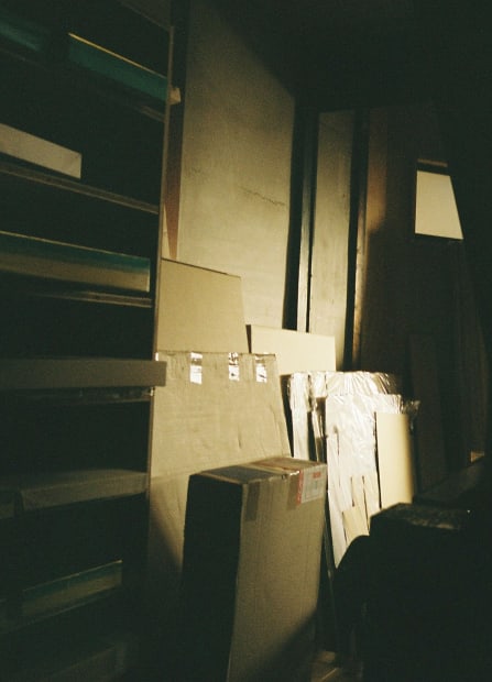 品川亮 1987年出生大阪,2014年畢業於京都藝術大學美術與應用藝術學系日本畫學科,2016年取得該校繪畫碩士學位。期間,他曾到義大利進修一年,在瑞士日內瓦藝術大學當交換生,在歐洲學習傳統與現代畫的多樣表現。 品川亮活躍於日本畫壇,其創作試圖找尋東方媒材的傳統與當代連結的路徑,透過傳統繪畫的主題,作為筆觸實驗及觀點思考的對象,此外,他也會將壓克力顏料與傳統媒材並用,在古典中展現創新的力量。 照片/藝術家品川亮與他的工作室 品川亮 個展 開幕:2023年5月27日 (六)丨3-5pm 展期:2023年5月27日—6月24日 地點:誠品畫廊丨台灣110055台北市信義區菸廠路88號B1(誠品生活松菸店) 開放時間:週二~週六 11:00-19:00(日、一公休)