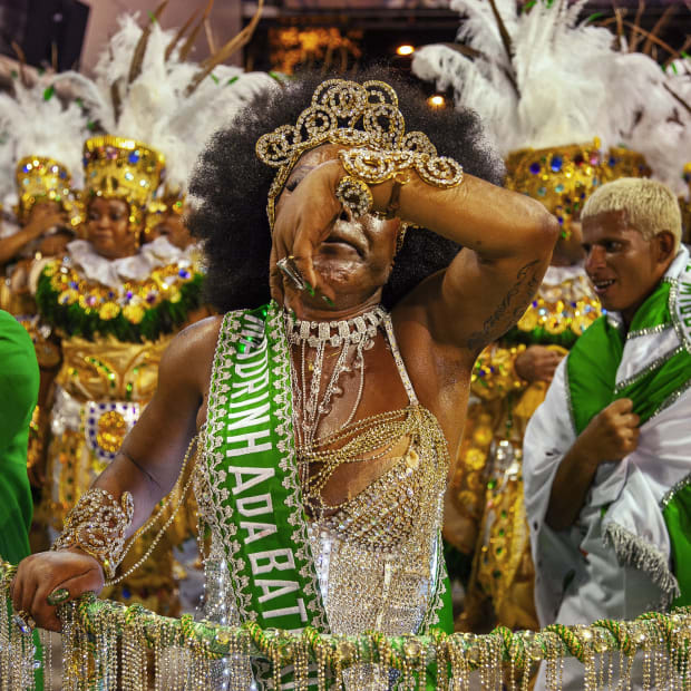 Eis o rosto de Elza duas vezes por dentro da fotografia. Goza, mulher imortal. Banha com gala o semblante estupefato...