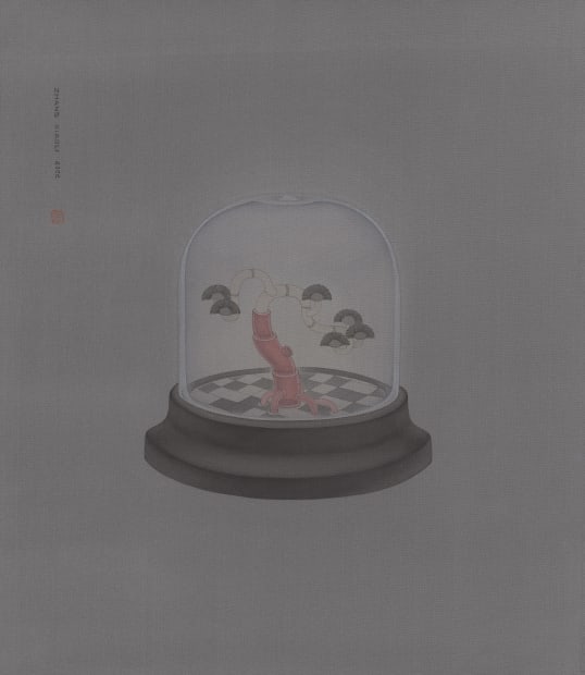 《向康奈尔学习》 美国现代超现实主义艺术家约瑟夫康奈尔曾用盒子珍藏各种搜罗来的物件。对他来说，这些在常人眼中过时、无用的废弃物品都曾有着珍贵的故事。而康奈尔通过自己丰富的想象力让这些毫无相关的物件，超越时空，在盒子中相遇，传递一份来自于生活的共通的情怀。 盒子在张小黎的作品中同样跳脱时间和空间的限制。2014年从香港中文大学毕业后，小黎开启了港漂的生活。小小的房间租期总是一年，每个短暂的落脚点都承载着那一段时间的记忆和状态。小黎曾如此回忆这段时光，“就像一棵一年生草本，在一个盒子般的方形空间里，以一年为限，生根发芽，长叶开花，随后落叶离根，再到另一个空间生根发芽。” 在小黎眼中，盒子是一个敘事空間，其中可以承载一个被定格的瞬间亦或是一段故事。 关于《向康奈尔学习》这件作品，小黎提到这件作品的灵感来源于一次有趣的误读。小黎曾错将康奈尔的一件作品中一人骑着马跃过木桩的模样看成了一棵树。反应过来后，小黎一边错愕自己能将两个截然不同的景象联系，一边又觉得合理。俗话说相由心生，就像鸭兔错觉中，同一图像能以两种不同的方式解读。文人画中的树时而虬枝盘旋的模样印刻在小黎的视觉体验中，并映射在小黎眼中，影响着她体验世界的方式。小黎的个人经验，也因此深深扎根于她的文化背景。 再回顾《向康奈尔学习》，这件作品犹如小黎的思想空间。在这里，一棵树可以解读为小黎眼中现代山水文化的符号，亦可是组成小黎跻身于拥挤都市时，个人体验和隐逸的”精神图景”的一部分。