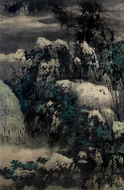 王季迁的《夏山蒼翠》(1990) 体现了他晚年的创新。作为深谙传统的文人画家,王季迁受到了中国古代山水画的构图方式和空间布局的影响,但在技法上进行了新的探索。作品中黑墨、青绿色调和白色高光的运用营造出一种富有现代感的氛围与深度。在笔墨表现上,他尝试突破传统皴法的精细描绘,采用揉皱纸张,使墨迹在纸张上遵循纸本纹路形成肌理,并通过分层渲染等创新技法,让画面呈现出更具自然生成感的质地。这种手法虽与范宽的“雨点皴”有相似之处,但王季迁以肌理和墨迹流动替代传统皴法的笔触,形成了一种既扎根于传统又具有现代感的表现方式。尽管王季迁在这件作品中淡化了传统笔触的外在痕迹,但他的笔法始终是作品质量的核心。他的创新将笔法的功力融入更广阔的媒材实验之中,使其不再局限于单一的线条表现,而是从新的维度塑造出山水的结构与韵律。