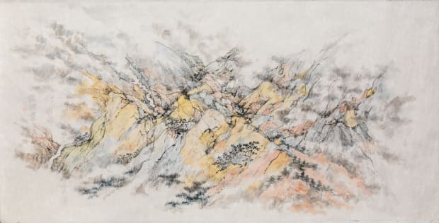 山色有无中：張洪关于色彩的探索 作者: 陈霄 「色彩！熟悉我作品的人或许会对我此次展出的这两幅作品中丰富的色彩而感到惊讶。虽然在我过去展出的作品当中绝大部分令人记忆深刻的都是以黑白色调为主的水墨山水，但是我热爱色彩！在这两幅近期作品中，我终于有机会将我对细腻笔触的欣赏以及对颜色的热爱结合在一起，或者说我至少朝这个目标又迈进了一步。」張洪（1954年出生）在他的作品《千变万化》于纽约「水墨：万花源季」首次展出时如是说。那还是2015年的初春（图 1)。