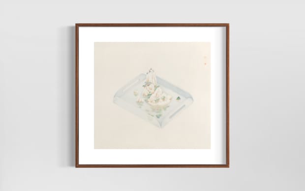 《蓝托盘里的冬和春》 《蓝托盘里的冬和春》来自张小黎从2015年便开始创作的盒子系列，并延续了艺术家以现代语言描绘的山水情怀。山水立于托盘好似隐喻古人所云壶中山水、画中天地。工笔画精致雕琢出托盘上的山水，却被消费主义符号化，以乐高的形式呈现。在张小黎眼中，所谓山水已然脱离了文人眼中的造化自然，后者变得如水中倒影般缥缈，只有一座小岛还作为线索保留。她笔下的山水，也已不是藉由山水形态而求万物之道，而是内向理解，反观山水在心中的景象，从而因心造境，以手運心，以当下的视觉经验创造重构人与山水的联系，创造一个自洽的环境。