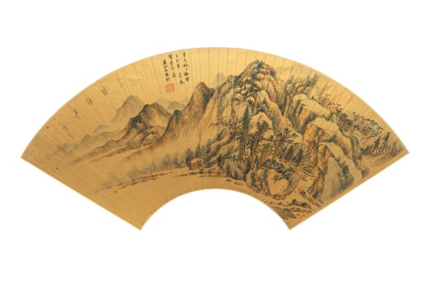 王原祁（1642-1715）是清初正统派”四王“之一，其书画作品传承了明朝著名书画理论家、书画家董其昌（1555-1636）与其祖父，明末著名画家、娄东派开创者王时敏（1592-1680）的风格。王原祁的作品深受康熙帝喜爱，经常将其作品赠予重臣，是以其画风影响了整个清朝。王原祁还主导编纂了《佩文斋画谱》，收编了清内府收藏的近两千种书画书籍。此件《仿黄公望山水》扇面作於1691年，在金笺上以浅绛山水的风格描绘了元朝最著名画家黄公望（1269-1354）山水的范式。 黄易（1744-1802）位列著名的“西泠八家”，是中国近代篆刻艺术的开创者之一，金石派艺术家作画时更注重将临摹碑帖以及篆刻的用笔方法融入画中，所以用笔不拘小节且更加奔放。