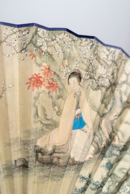 民国时期虽然社会动荡不安，各种新的社会思潮、意识形态乃至艺术观念不停的冲击文人艺术家们的传统，但秉承文人画余风，他们仍创造了很多既有古典范式的高超技法，又融合了时代特性的作品。特别是折扇特有的形式，很多情况下需要两位艺术家一面书法一面绘画合作而成，再上款赠予某一共同朋友，更能体现当时文人艺术家之间的以文会友风气之盛。除了扇面书画的精美，很多扇骨亦出自名家之手，雕工细腻，更能体现当时文人审美之雅致。 例如此次展出的吴镜汀（1904-1972）、叶昀（1901-1983）绘画，郭则澐（1882-1947）楷书合作《前后赤壁赋》成扇一对，工笔绘苏轼及友人于泥金笺上，山水用笔细腻不输古人，书法规矩有度。