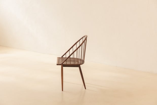 This curved chair is a gorgeous example of Tenreiro's lightness, expressed by grace and functionality in space. Its delicate shapes,...
