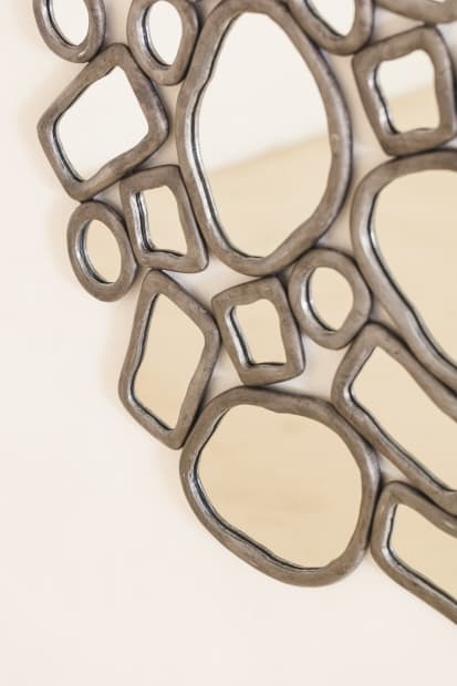 In the Material Distortion mirror, Lucas Recchia combines elements in assemblages to create various pieces. Using just four ring shapes...