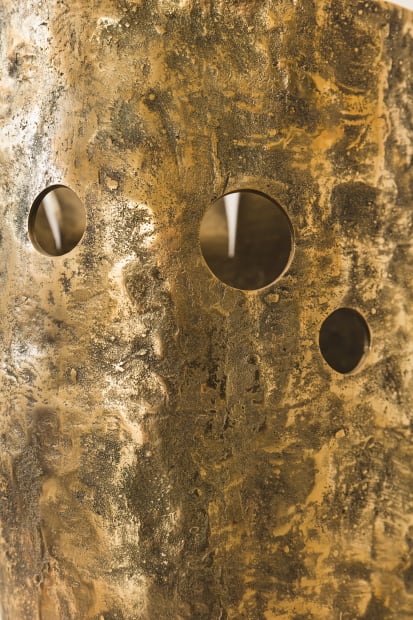 In the Material Distortion mirror, Lucas Recchia combines elements in assemblages to create various pieces. Using just four ring shapes...