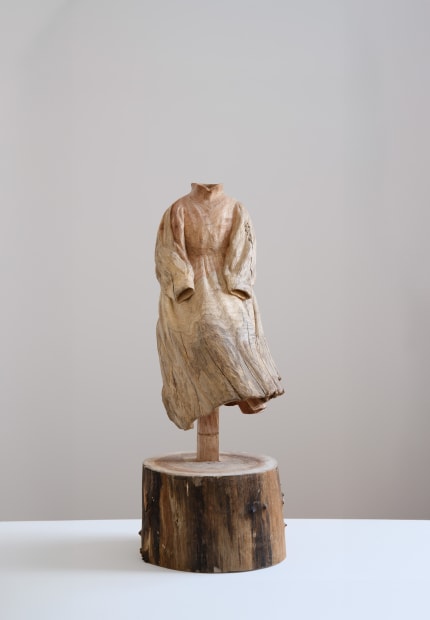 このたびKanda & Oliveiraでは中澤安奈、カミラ・テイラー、宮永愛子によるグループ展「祈りの前に佇み」を2月1日（土）から3月1日（土）まで開催いたします。3人はそれぞれ異なる宗教的・文化的背景を持っており、作品からは強い死生観が表出しています。 中澤は石彫や素木の木彫を、キリスト者として信仰と固く結びつきながら制作しています。制作は、神様に会う準備をしていてその瞬間を待ち望んでいることだと言います。代表的な作品モチーフに見られる衣は人格のことであり、ただその人格は高めるためのものではなく、新しく「着せられる」ものであり、それは自分に頼らなくなるための訓練でもあるといいます。 テイラーはモノクロームの版画や陶芸を制作し続けています。モルモン教の家庭で育ち、その後母親がカルト教祖になったためそのコミュニティから訣別した経験があります。しかしテイラー自身は無神論者だったため、のぞき見をしているような気分だったと振り返ります。作品に出てくる空の椅子は、常に不在の人物を暗示しており、ある意味で、不在の人物とはそこに座るように促されている鑑賞者自身のことだといいます。 宮永はナフタレンや樹脂、ガラスなどを用いた彫刻、インスタレーションで知られています。ナフタレンで作られた形は時間とともに昇華して消えてしまいますが、ガラスケースの中では形を変えて再結晶化が進みます。無常観や転生といった観念に共鳴する作品は、「変わりながらも存在し続ける世界」を表現しています。 3人の作品には「誰かがいた気配」や「何かがあった気配」が見て取れ喪失感さえ感じられますが、その痕跡を受け止めることでどう生きるかを私たちに示しています。 なお、会期中の2月22日15時から、ユダヤ教研究者の市川裕氏（宗教学者・東京大学名誉教授）をゲストに迎え、展覧会参加作家の中澤安奈とトークイベントを開催いたします。中澤の制作に密接不可分な信仰について対談いたします。是非会場へお越しください。 中澤安奈 1988年横浜市生まれ、神奈川県在住。2012年東京藝術大学美術学部彫刻科卒業、2014年東京藝術大学大学院美術研究科彫刻専攻修了。キリスト者としての信仰を軸に、創造主に会う瞬間を待ち望みながら石彫や木彫を作り上げる。2014年東京都知事賞、2018年第14回大分アジア彫刻展優秀賞、2022年第71回神奈川文化賞未来賞。主な個展に、2016年「未だ見ぬ知へ」ギャルリー志門（東京）、2022年「祈りの淵から」大塚美術（東京）など。 カミラ・テイラー 1981年カリフォルニア州生まれ、カリフォルニア州ロスアンゼルス在住。2006年ユタ大学ソルトレイクシティ校美術学部版画専攻卒業、2011年カリフォルニア州立大学ロングビーチ校美術大学院版画専攻修士課程修了。集団がもたらす帰属感や喪失感という相反する感情を、モノクロームの版画や陶器という手法を通じて内省的に作り上げる。主な個展に、2020年「Your Words in My Mouth」Track 16ギャラリー（カリフォルニア州）、2024年「The Knot」ランカスター美術歴史博物館（カリフォルニア州）など。 宮永愛子 1974年京都府生まれ、京都府在住。1999年京都造形芸術大学美術学部彫刻コース卒業、2008年東京藝術大学大学院美術研究科先端芸術表現専攻修士課程修了。日用品をナフタリンでかたどったオブジェや、塩、陶器の貫入音や葉脈を使ったインスタレーションなど、気配の痕跡を用いて時を視覚化する作品で注目を集める。2013年「日産アートアワード」初代グランプリ受賞。主な個展に、2012年「宮永愛子：なかそら―空中空―」国立国際美術館（大阪）、2017年「みちかけの透き間」大原美術館有隣荘（岡山）、2019年「漕法」高松市美術館（香川）、2023年「詩を包む」富山市ガラス美術館（富山）など。